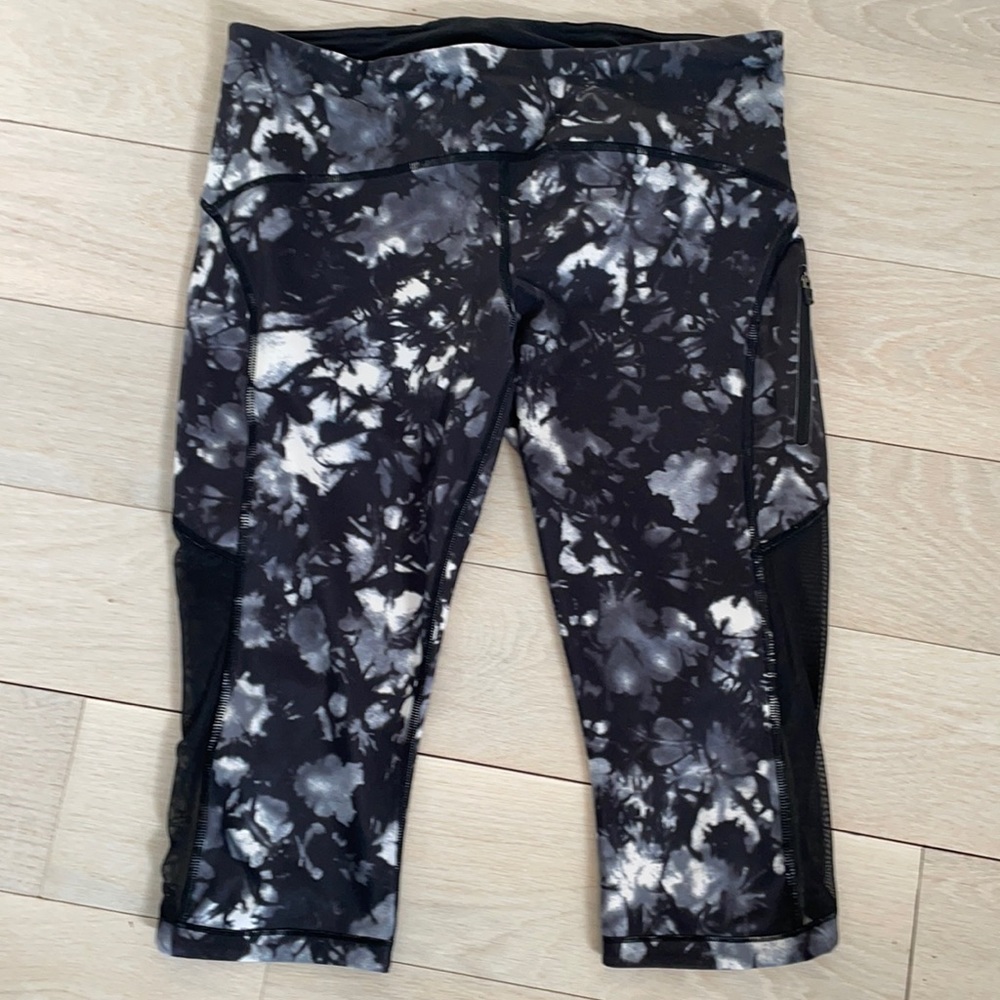 Lululemon black & white print cropped legging. Size 10. Excellent condition!